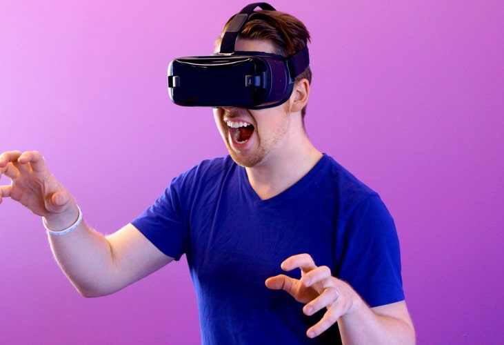 Man with Vr Img